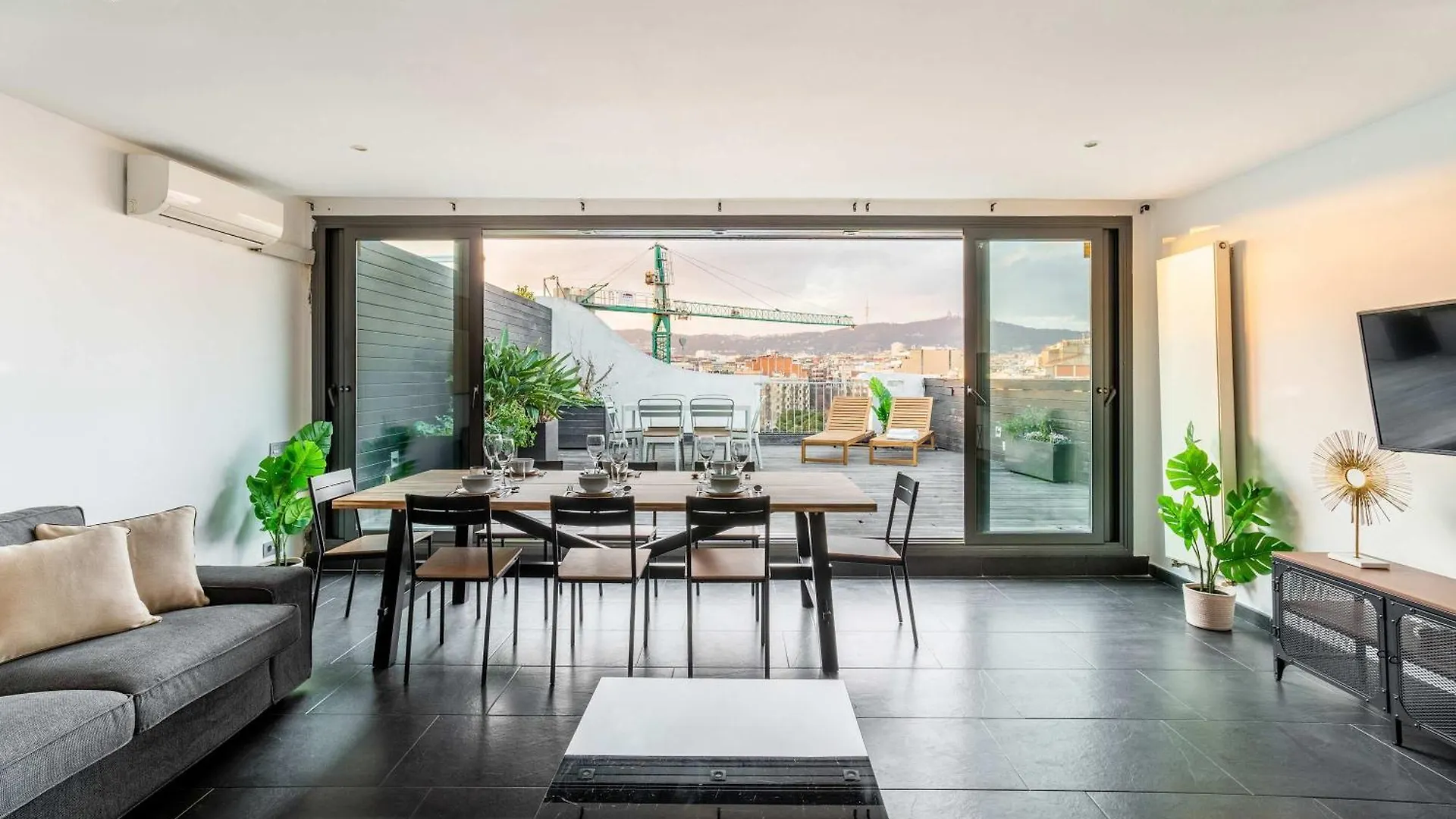 Amazing 3 Bedroom Penthouse In Plaza Espana Barcelona